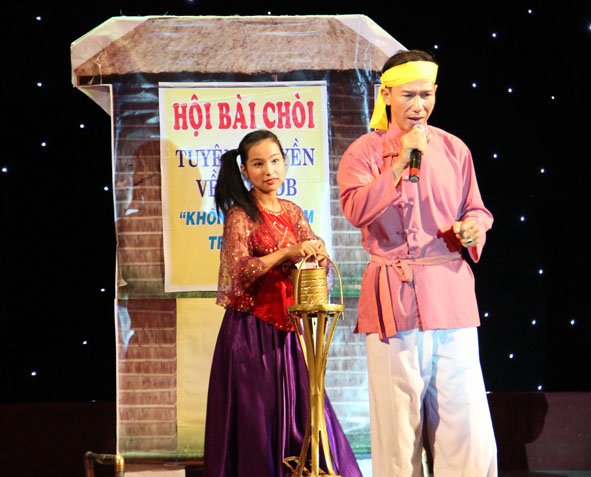 Một buổi biểu diễn của hội viên Hội hát bài chòi  xã Quảng Điền.